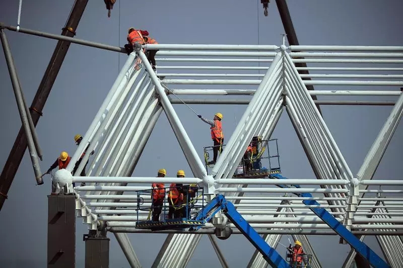 順利吊裝的完成,標志著整個超級工廠網架結構吊裝施工正式開始.